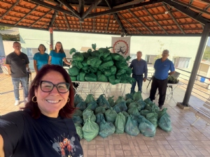 Alimentos arrecadados em show do frei Gilson são entregues a projetos e famílias na região